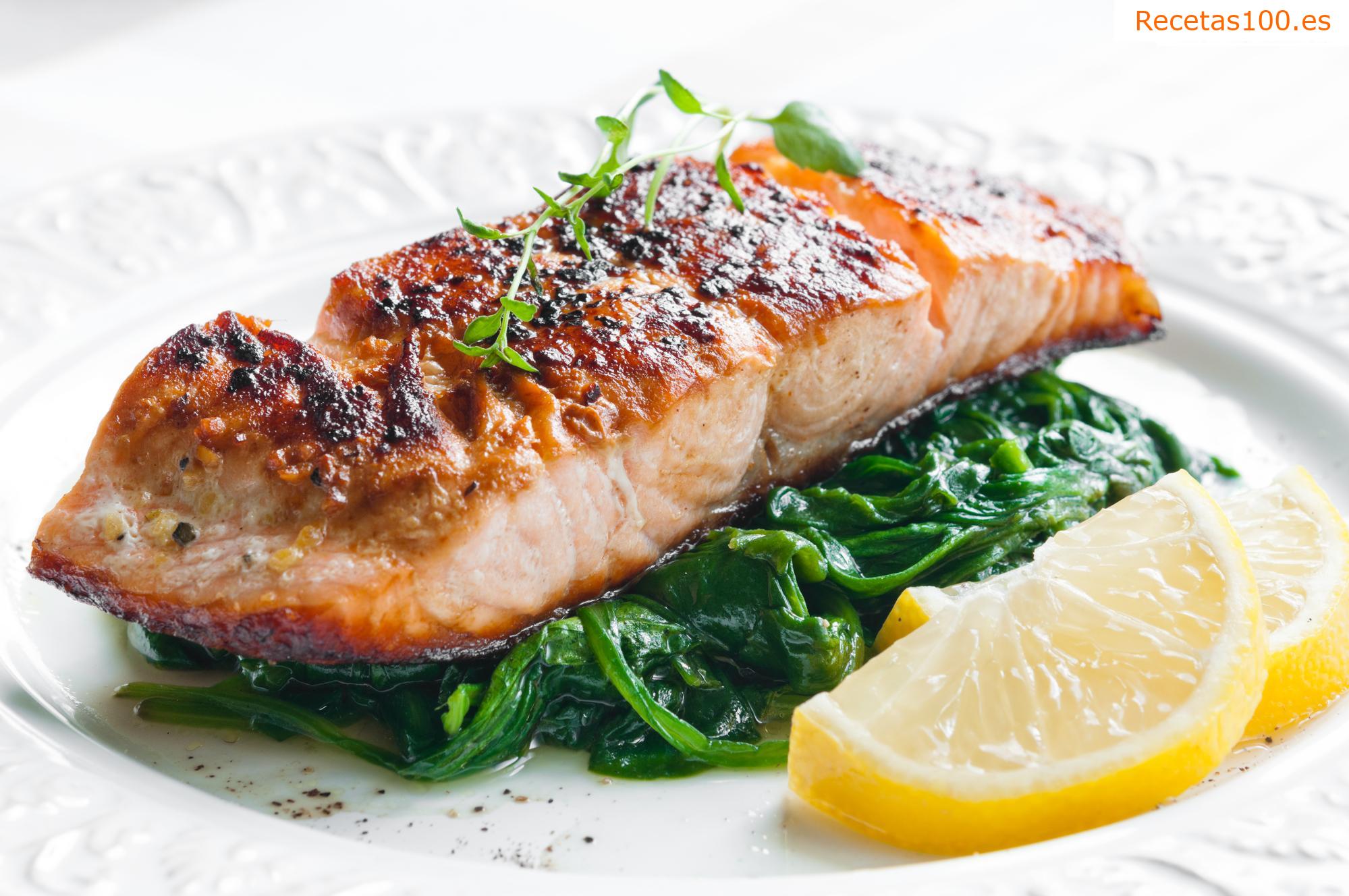 Salmón al horno con espinacas a la crema