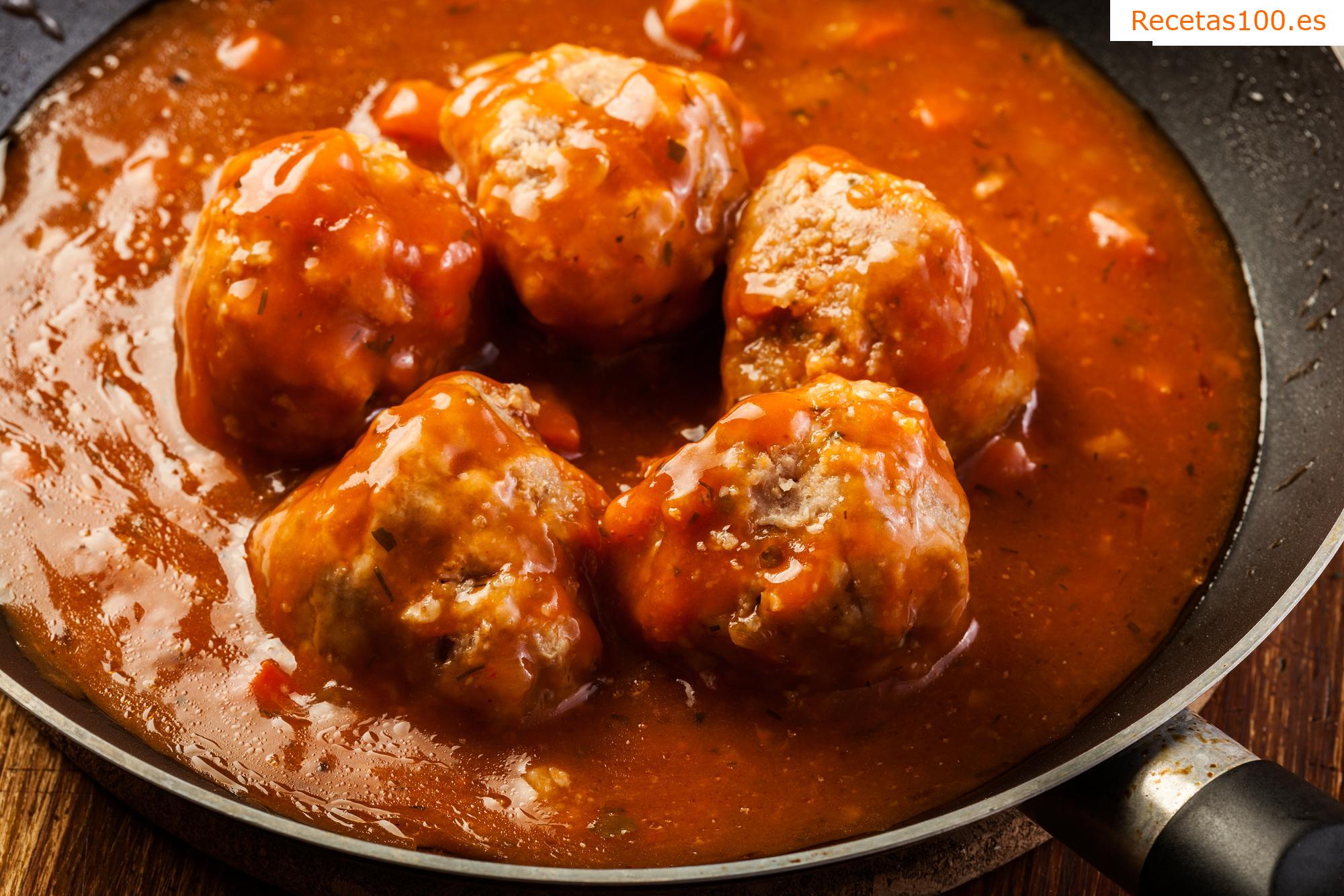 Salsa de tomate con albóndigas de la abuela