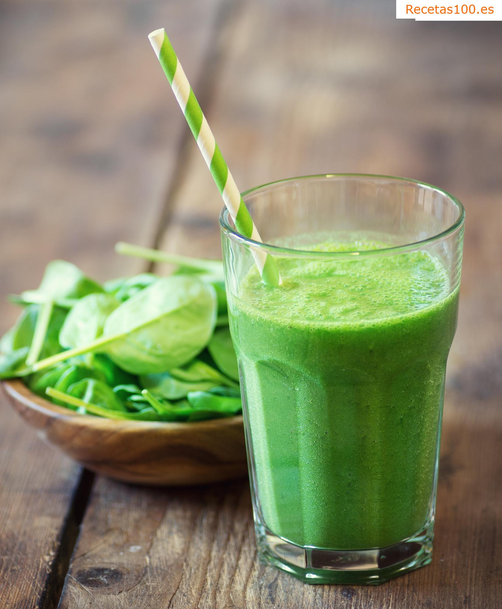 Smoothie de primavera con espinacas y alimentos verdes