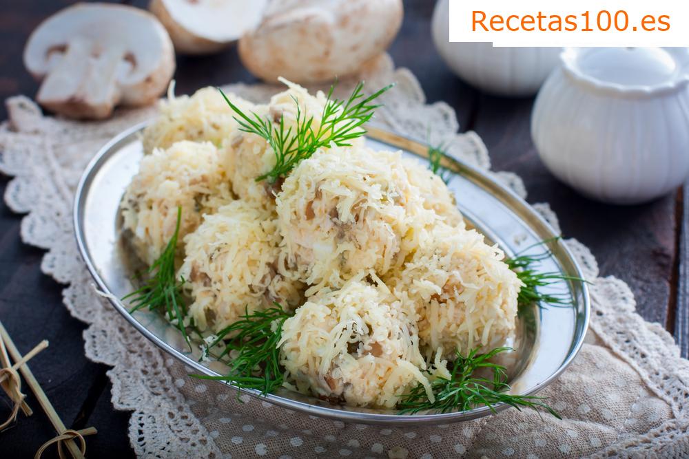 Sopa con dumplings de champiñones
