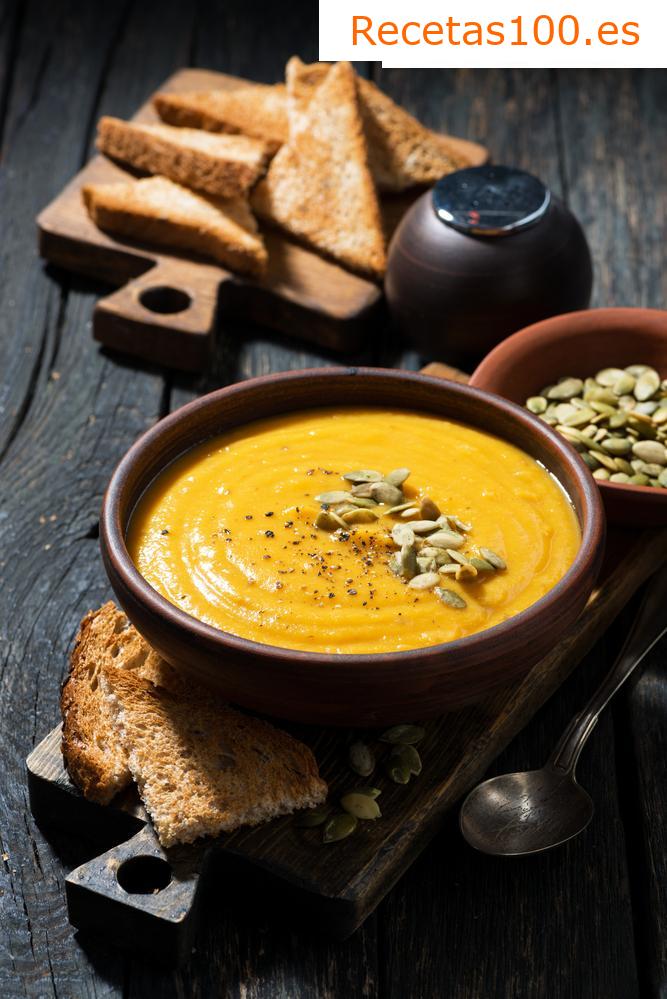 Sopa de calabaza con manzanas y tostadas de queso y tomillo