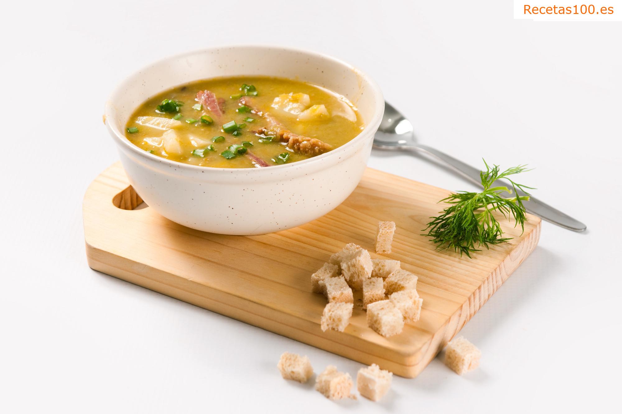 Sopa de col con nata, patata y salchicha