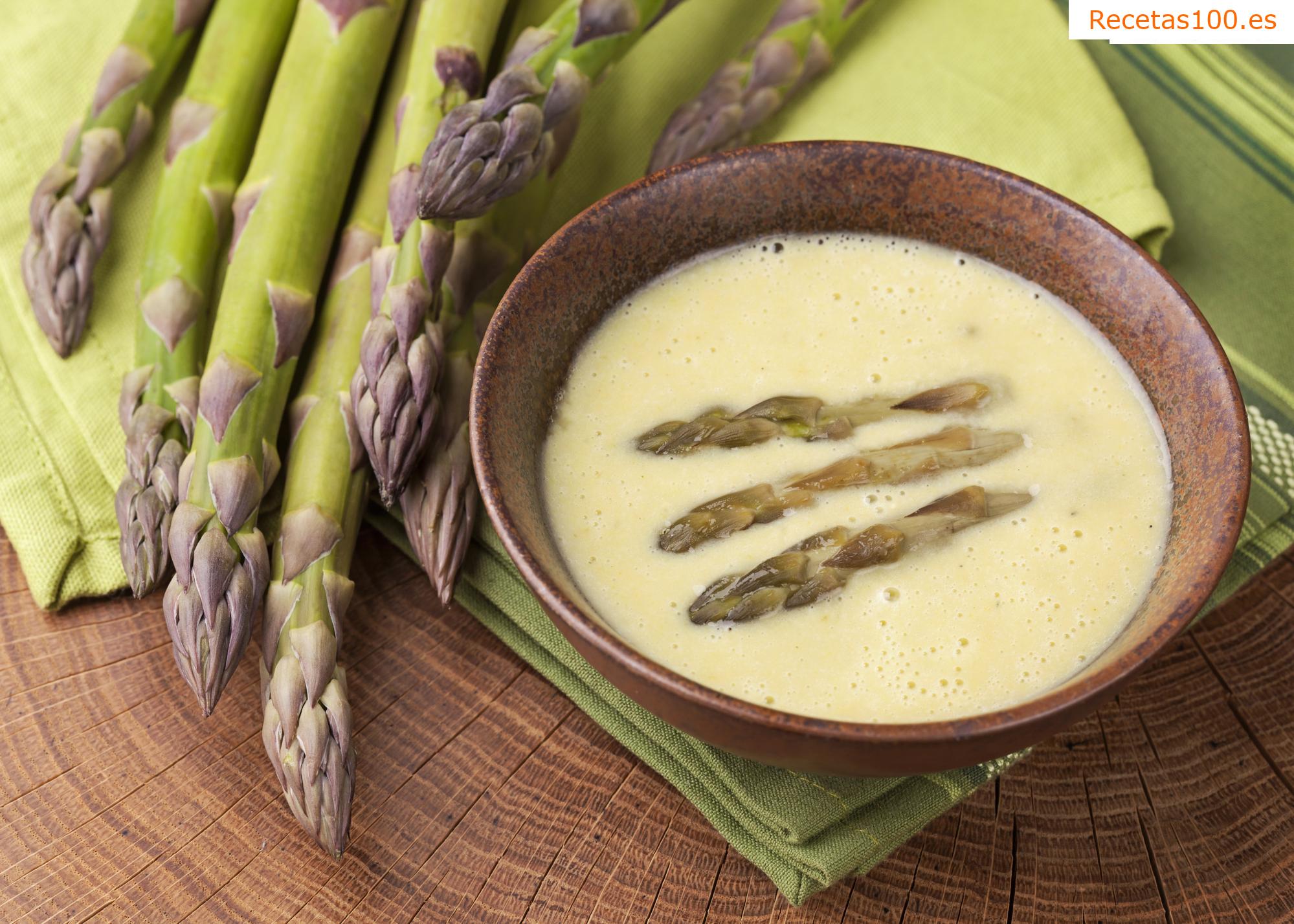 Sopa de espárragos con picatostes