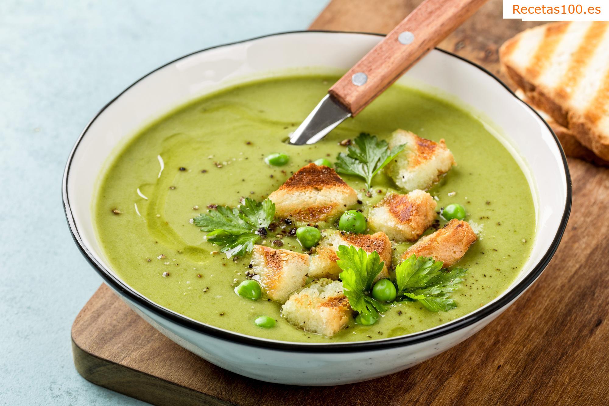 Sopa de guisantes con nata y menta