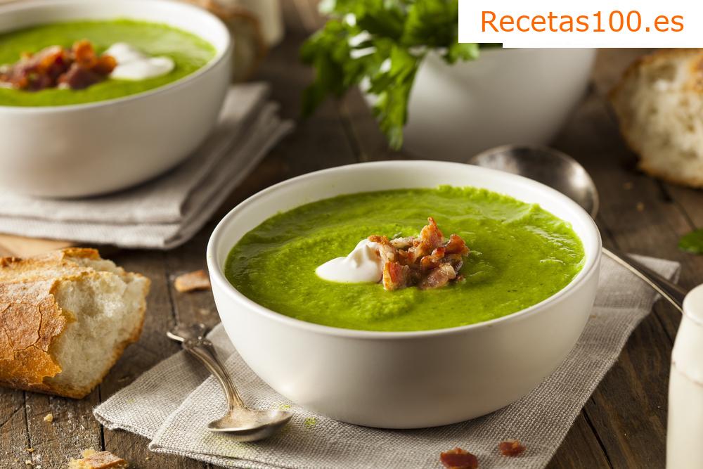 Sopa de guisantes congelados con menta