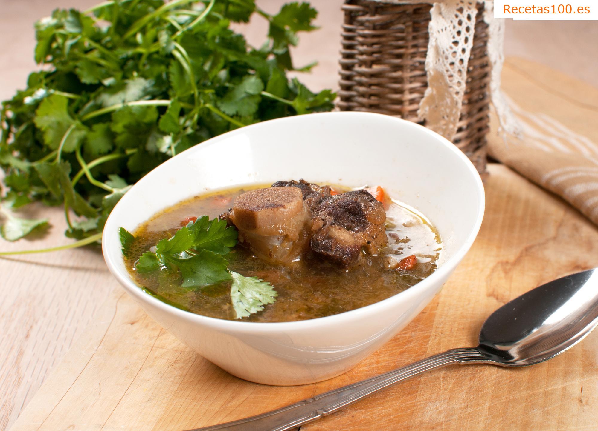 Sopa de huesos de cerdo con bolas de masa.