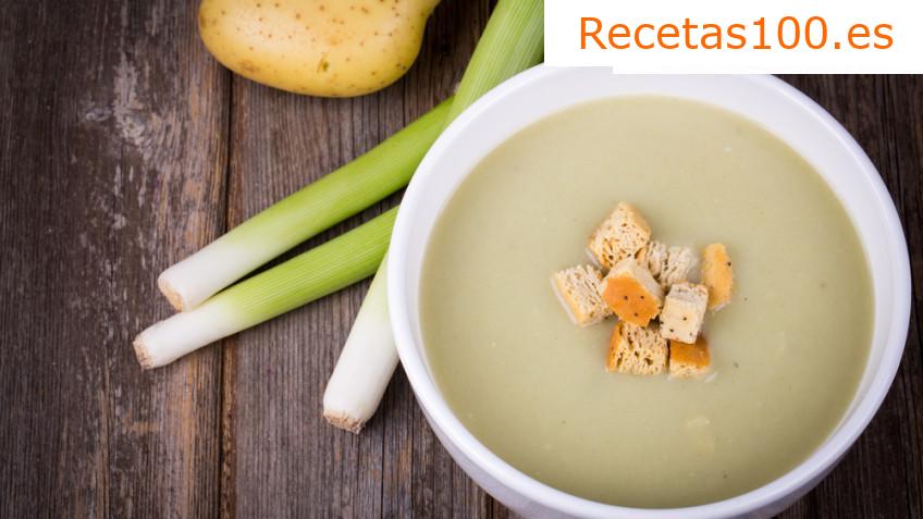 Sopa de patatas checa antigua con salchichas