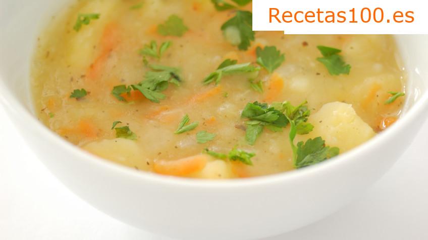 Sopa de patatas con huevos y salchicha
