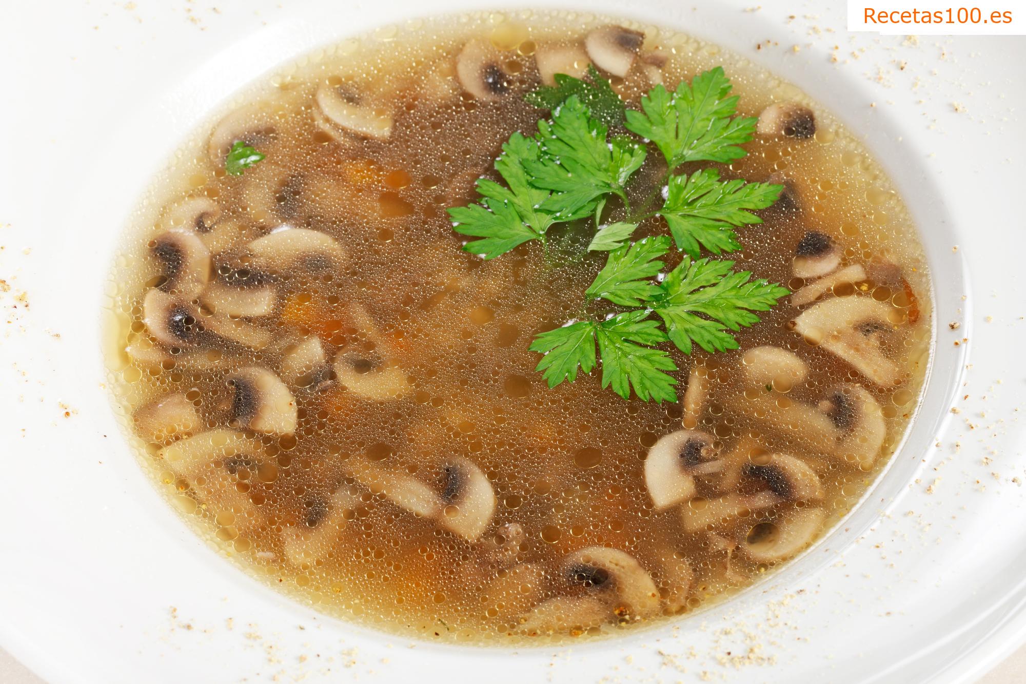 Sopa de pollo con verduras y dumplings de huevo y champiñones