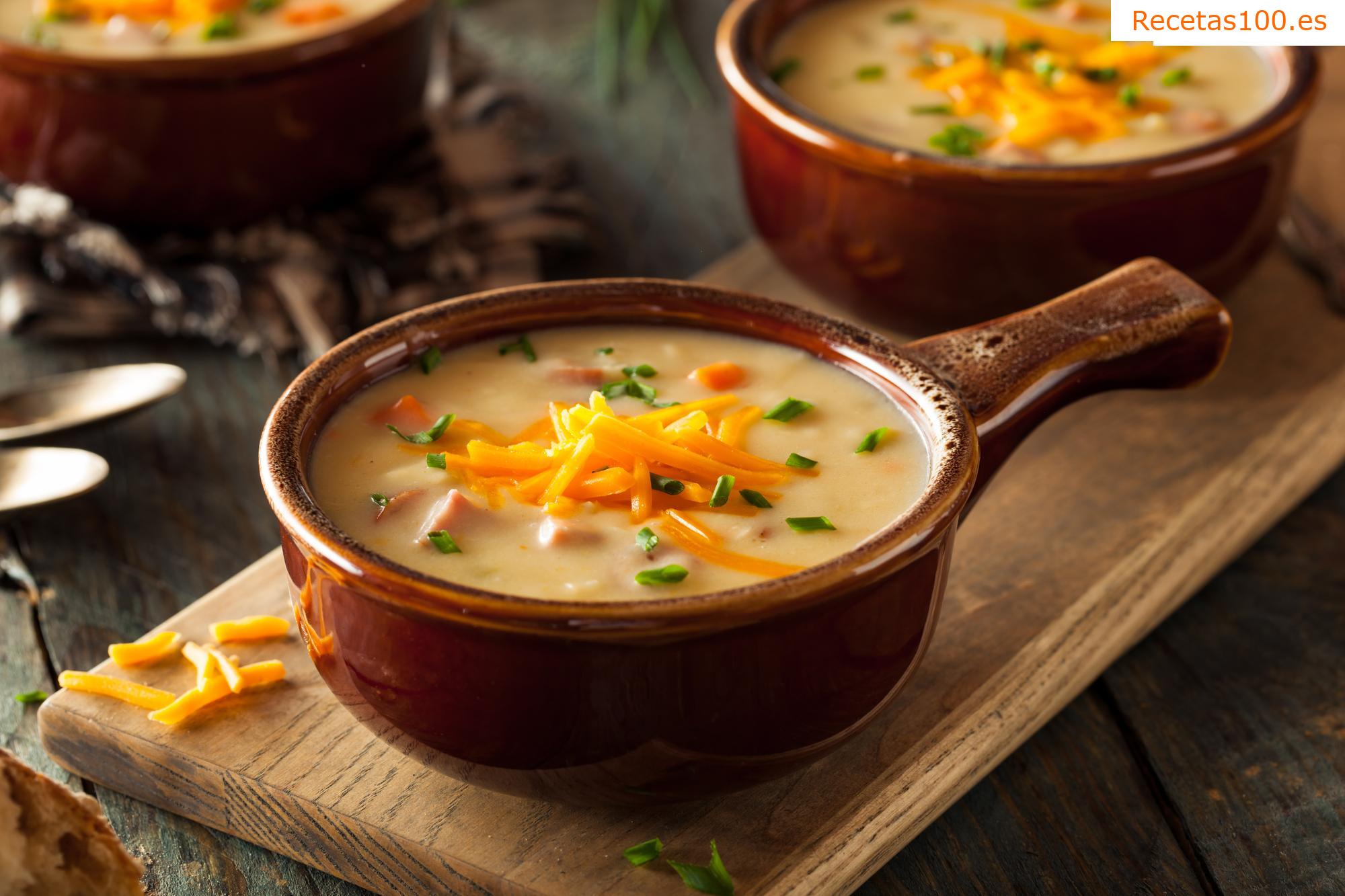 Sopa de verduras con crema y quesos