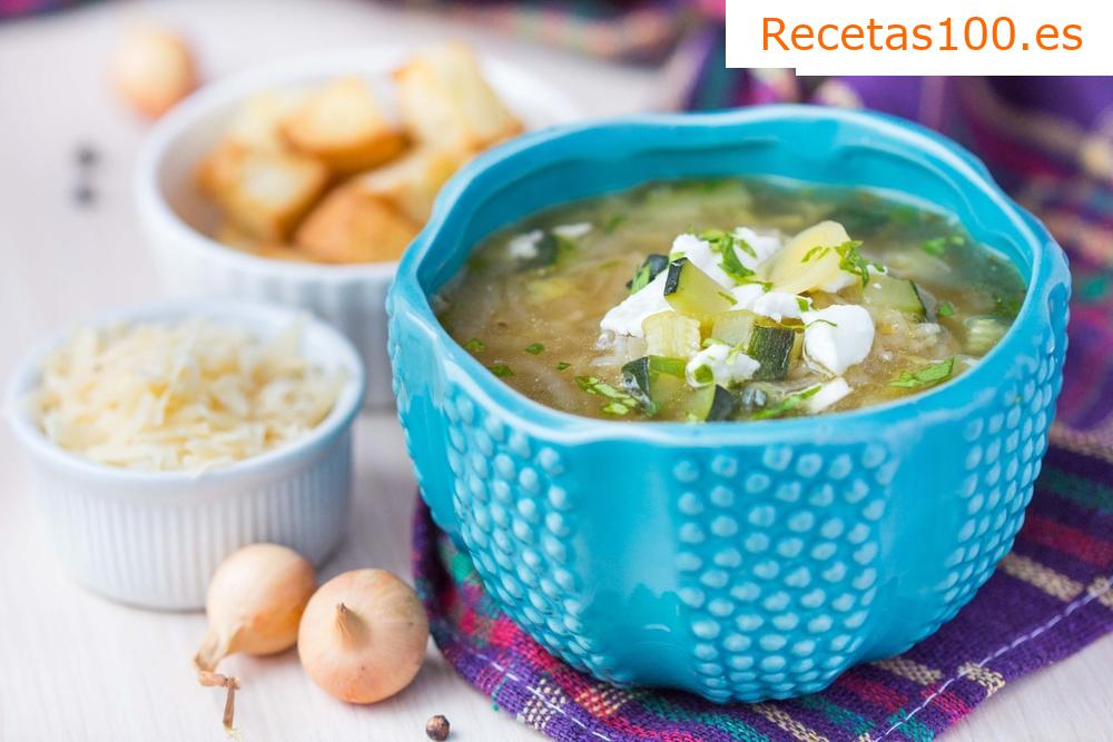 Sopa rápida de arroz frito con coles de Bruselas, por ejemplo, cuando sobra arroz.