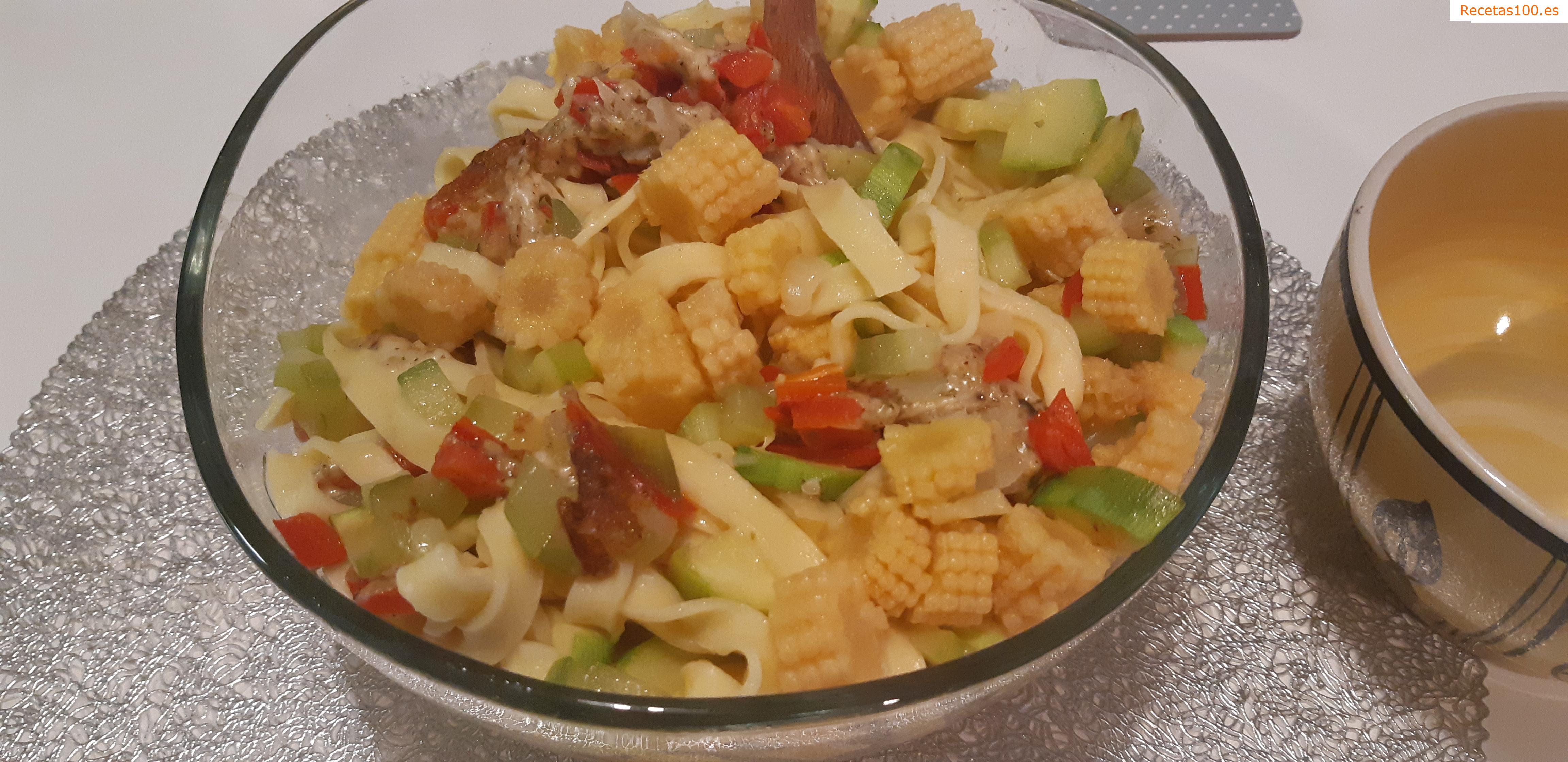 Tagliatelle con aceitunas y verduras