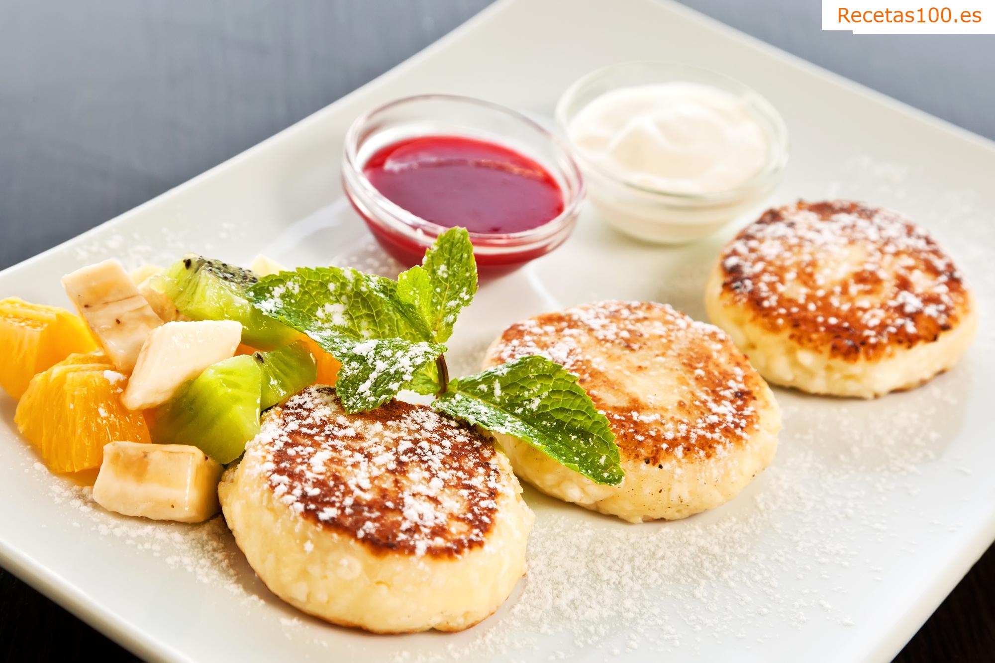 Tortitas de requesón con mermelada y yogur
