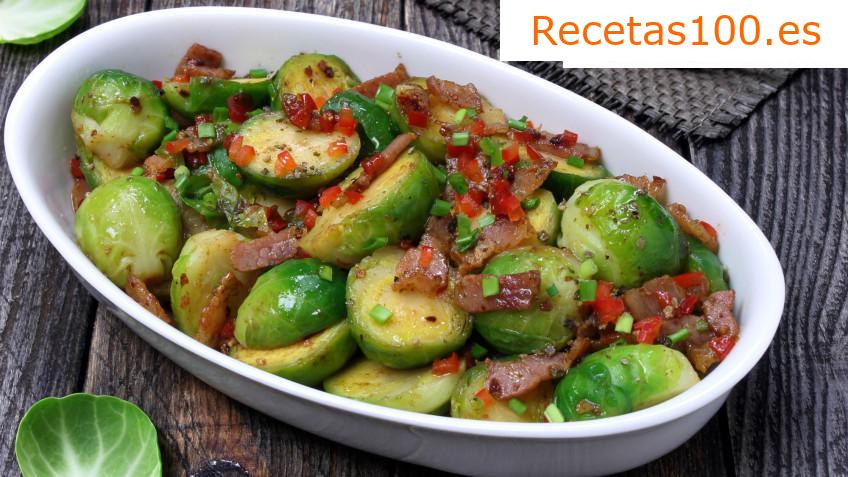 Trozos de cerdo con tocino y coles de Bruselas