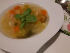 Pollo de sopa con verduras frescas en wok.