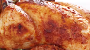 Pollo herbado jugoso horneado en sal gruesa